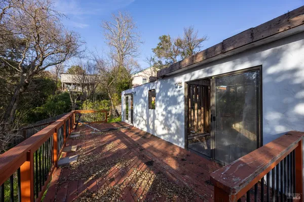 a view of a backyard