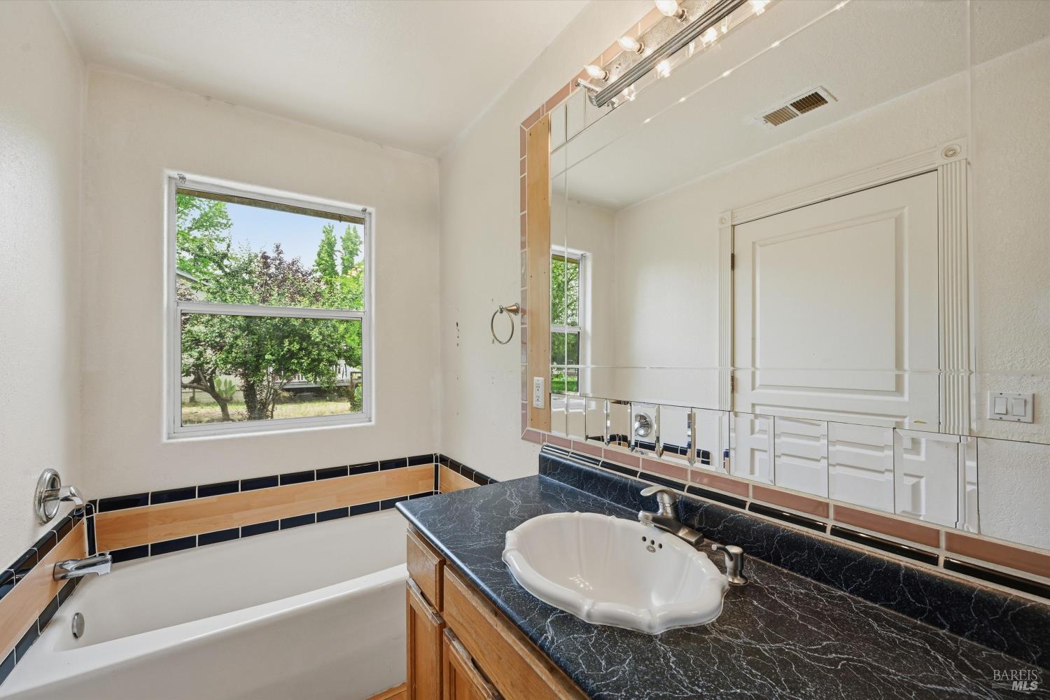18057 Spyglass Road Hidden Valley Lake, CA 95467 - Photo 15 of 29 Primary bathroom tub.