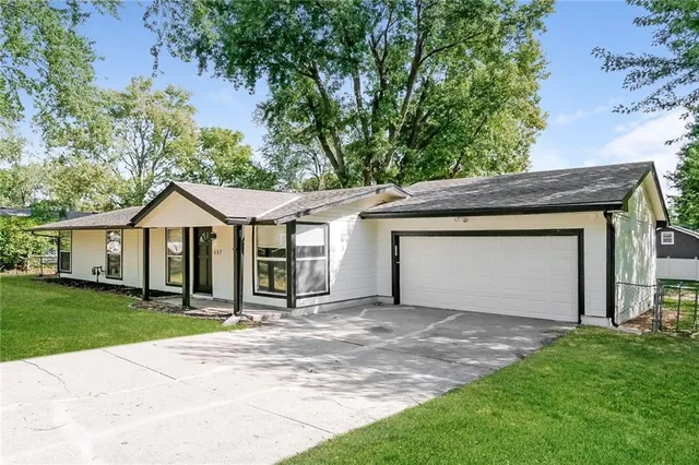 $1,955 | 607 Hamblen Road, Greenwood, MO 64034