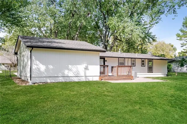 $1,955 | 607 Hamblen Road, Greenwood, MO 64034