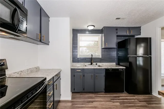 $1,955 | 607 Hamblen Road, Greenwood, MO 64034