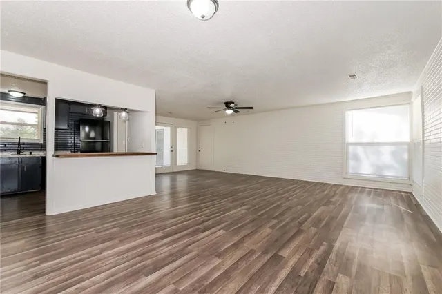 $1,955 | 607 Hamblen Road, Greenwood, MO 64034