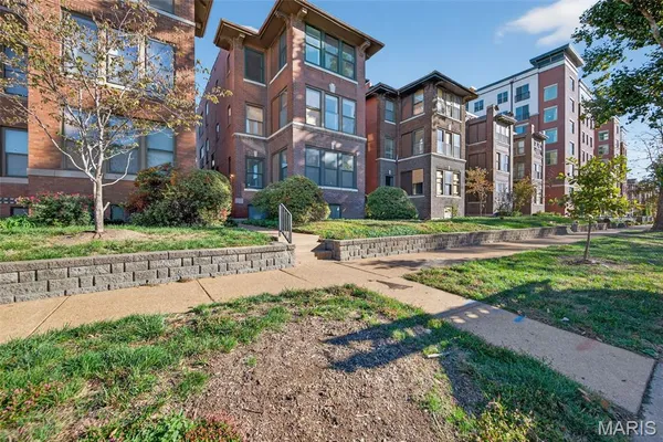 $190,000 | 5559 Pershing Avenue, Unit 1F, St. Louis, MO 63112