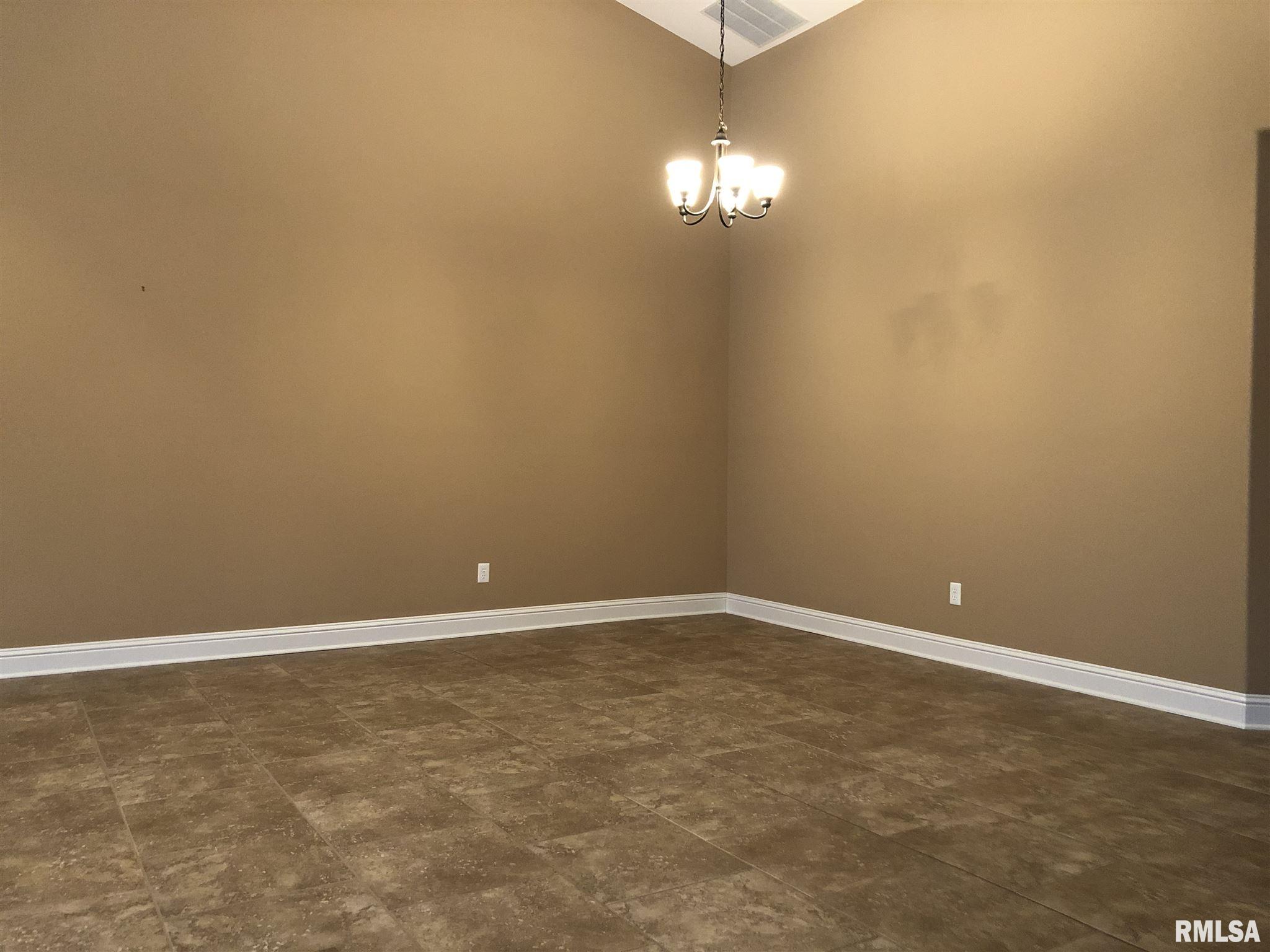 1125 Hawthorn Ridge Macomb, IL 61455 - Photo 4 of 30 Gallery Image 4