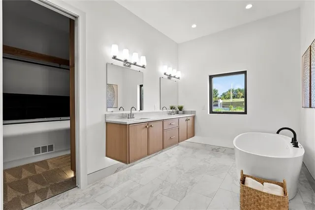 $1,150,000 | 2621 Northwest 84th Place, Kansas City, MO 64154