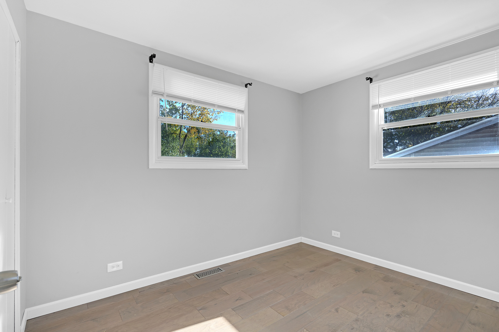 403 Arrowhead Trail Carol Stream, IL 60188 - Photo 16 of 22 an empty room with windows