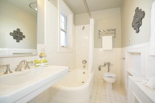 1255 North State Parkway, Unit 5D Chicago, IL 60610 - Photo 12 of 16 a bathroom with a sink a toilet and a bathtub