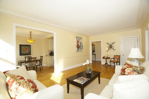 1255 North State Parkway, Unit 5D Chicago, IL 60610 - Photo 4 of 16 a living room with furniture and a table