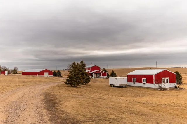 $899,900 | 898 60th Avenue, Beaver Creek, MN 56116