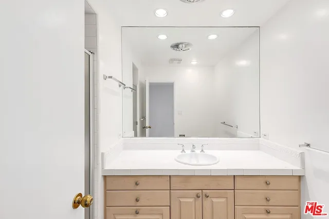 $3,995 | 825 South Gretna Green Way, Unit J, Los Angeles, CA 90049