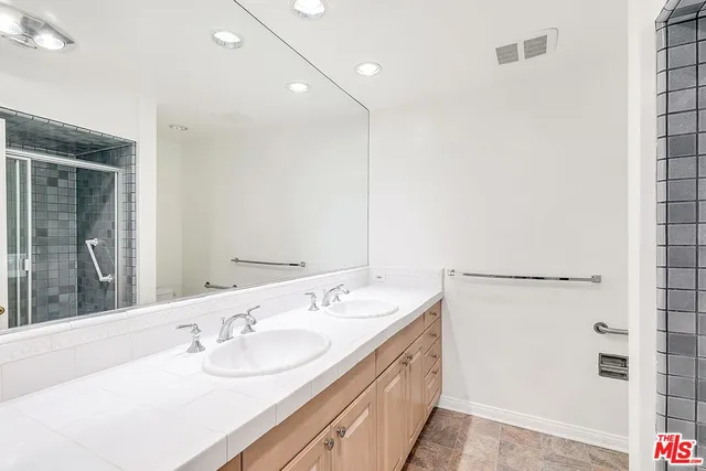 $3,995 | 825 South Gretna Green Way, Unit J, Los Angeles, CA 90049