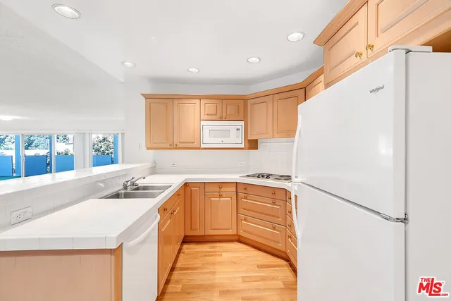 $3,995 | 825 South Gretna Green Way, Unit J, Los Angeles, CA 90049