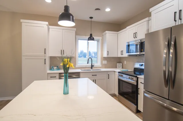 $428,000 | 870 Bucknell Lane Southeast, Stewartville, MN 55976