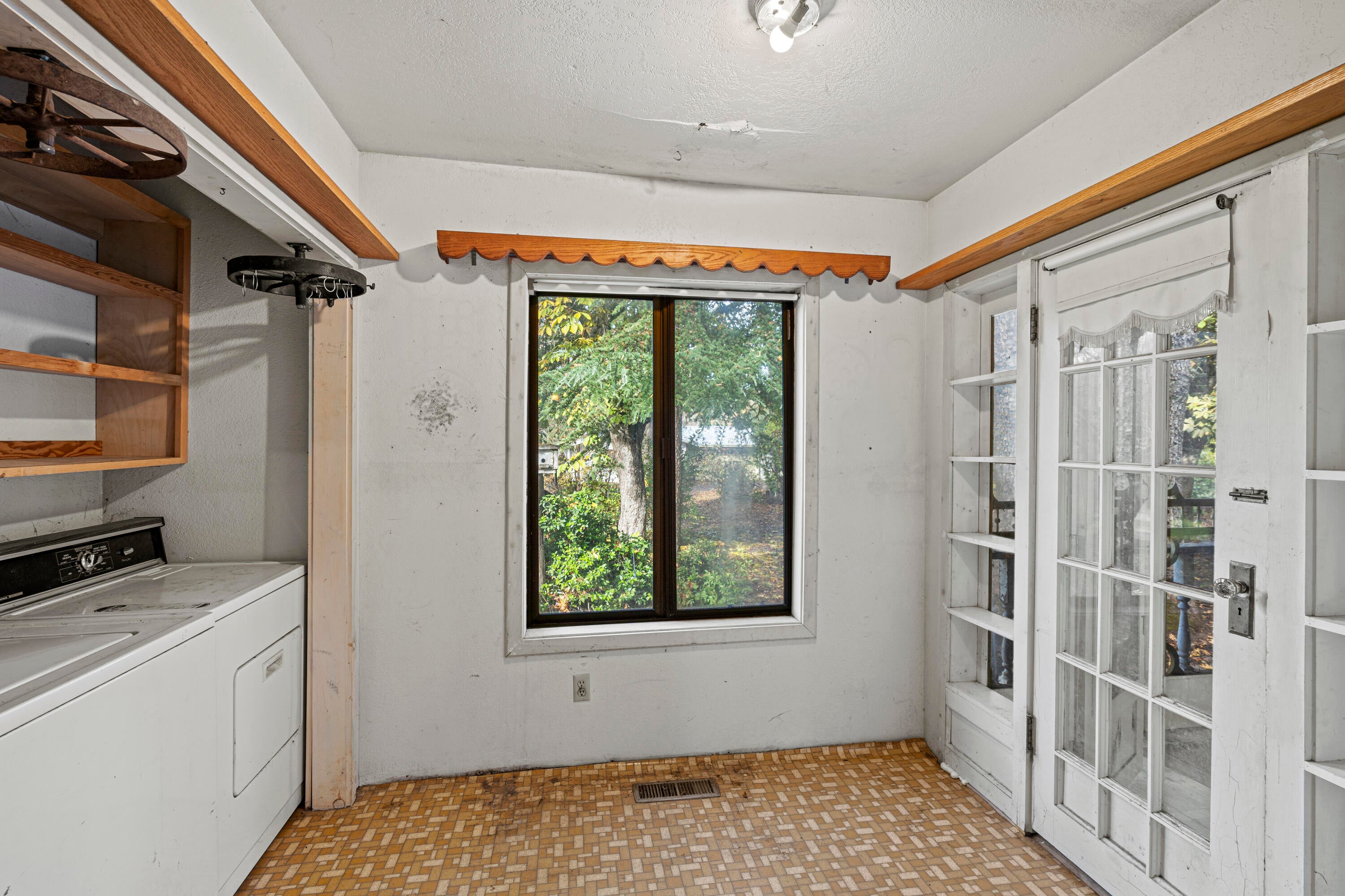 7771 Old Stage Road Central Point, OR 97502 - Photo 19 of 42 laundry area off of kitchen