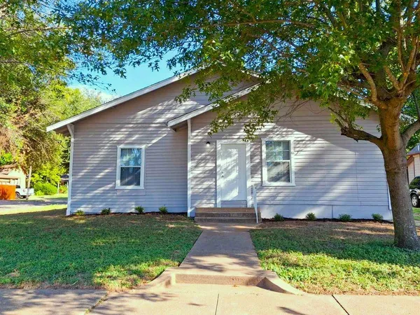 $254,000 | 220 West Wardville Street, Cleburne, TX 76033