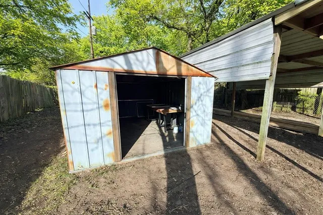 a view of a house with backyard