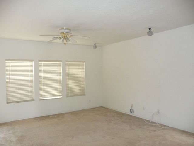 9408 West Jamestown Road Phoenix, AZ 85037 - Photo 4 of 9 Family room