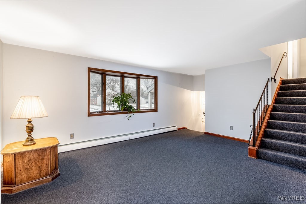 559 Frankhauser Road Amherst, NY 14221 - Photo 2 of 34 Living Room