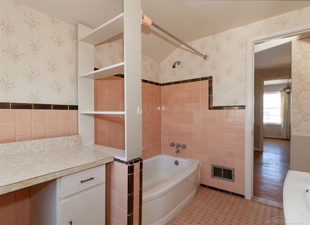 1590 Fairholme Road Grosse Pointe, MI 48236 - Photo 24 of 32 50008341-23.JPG