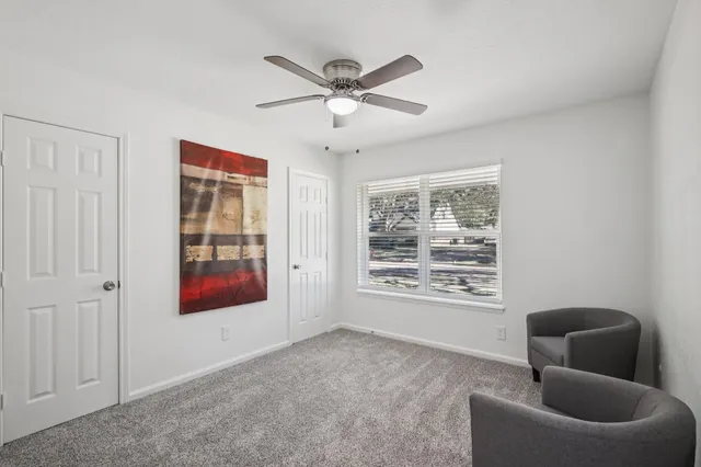 an empty room with a ceiling fan and a walk in closet