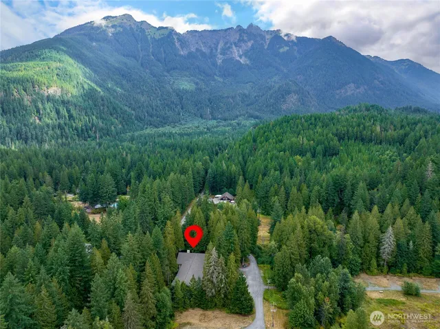 a view of a house with a backyard