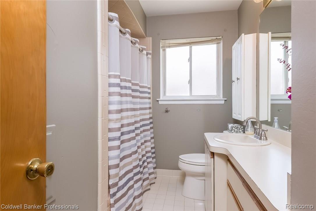 9148 Henry Ruff Road Livonia, MI 48150 - Photo 10 of 27 1011-4322372-medium.jpg