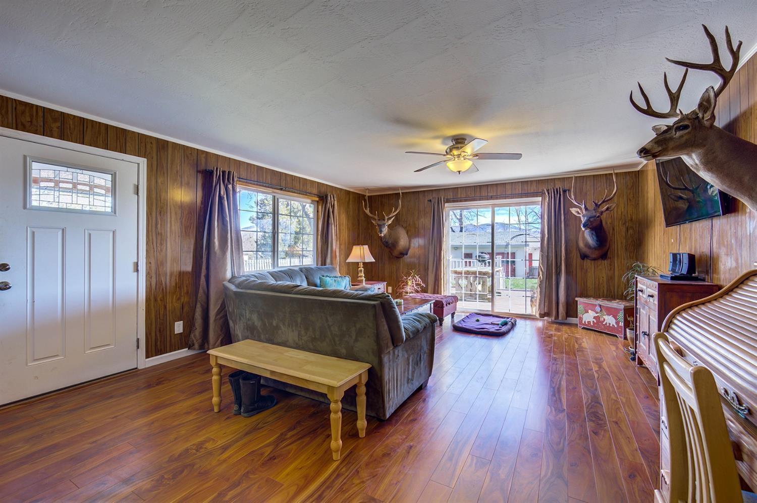 4149 Hilsinger Road Phoenix, OR 97535 - Photo 3 of 35 a living room with furniture and a window