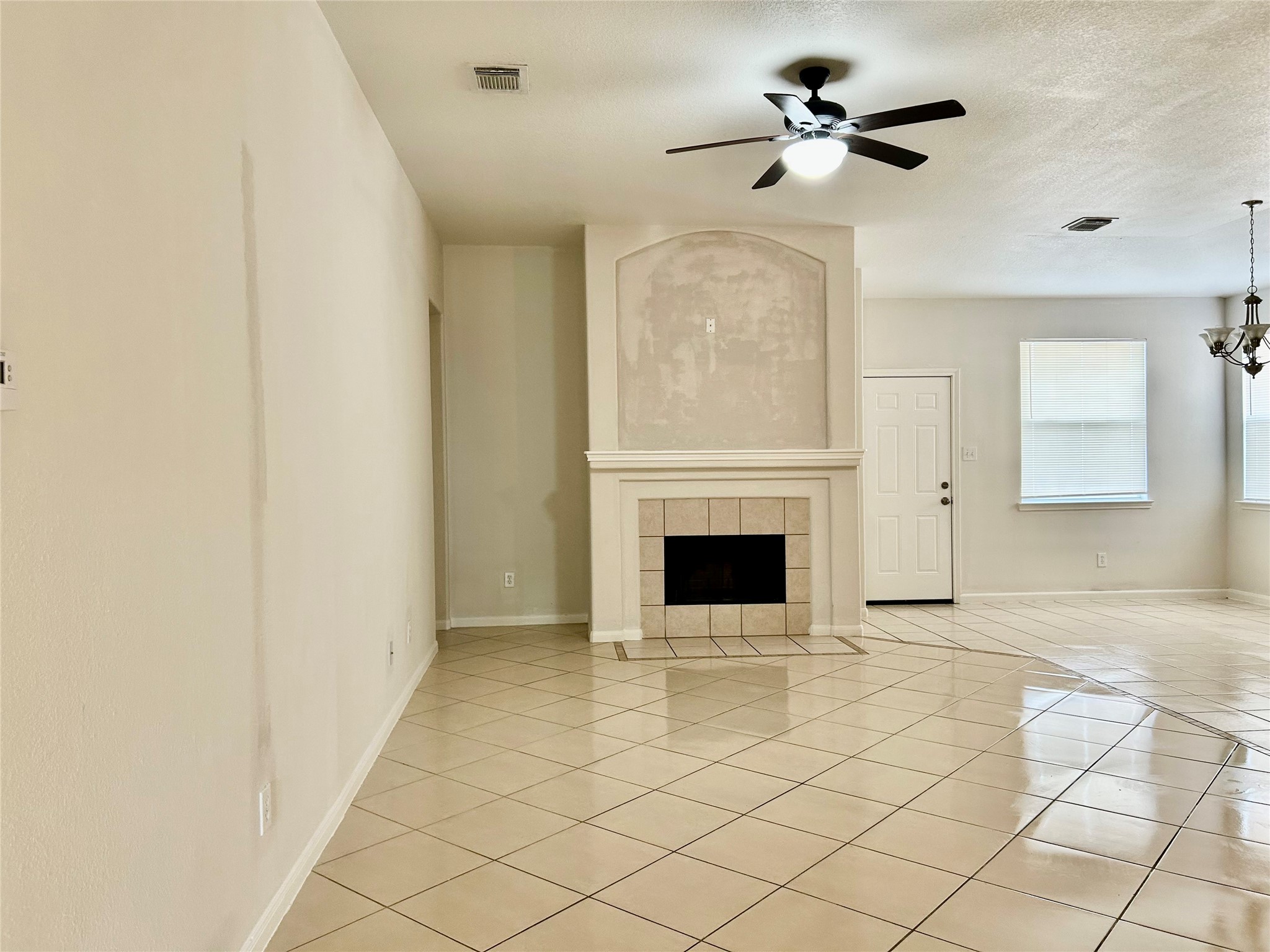 1918 Riane Lane Houston, TX 77049 - Photo 2 of 8