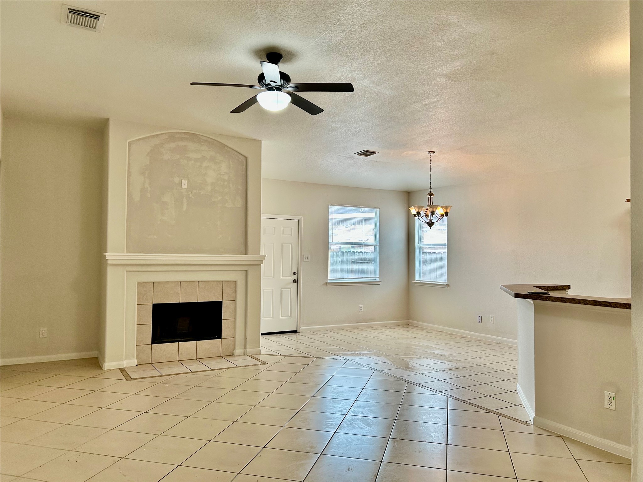 1918 Riane Lane Houston, TX 77049 - Photo 3 of 8