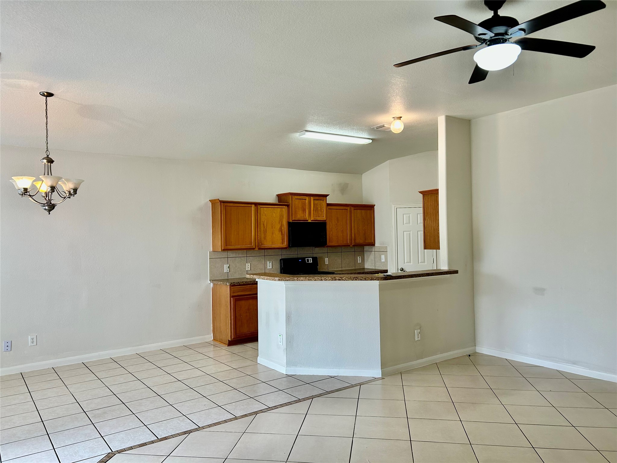 1918 Riane Lane Houston, TX 77049 - Photo 4 of 8