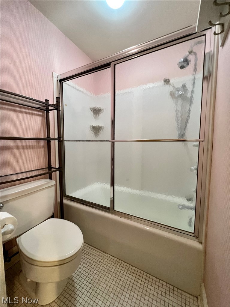 1175 East Calla Road, Unit C111 Youngstown, OH 44514 - Photo 25 of 33 Bathtub/shower in bathroom of bedroom 2.