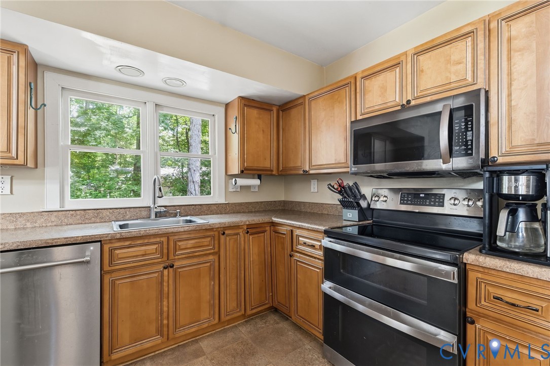 5613 Woods Walk Road Midlothian, VA 23112 - Photo 9 of 28 Updated kitchen with newer stainless steel applian