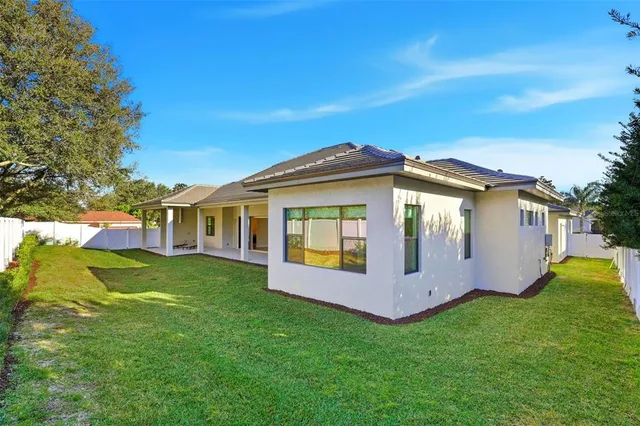 a view of a back yard