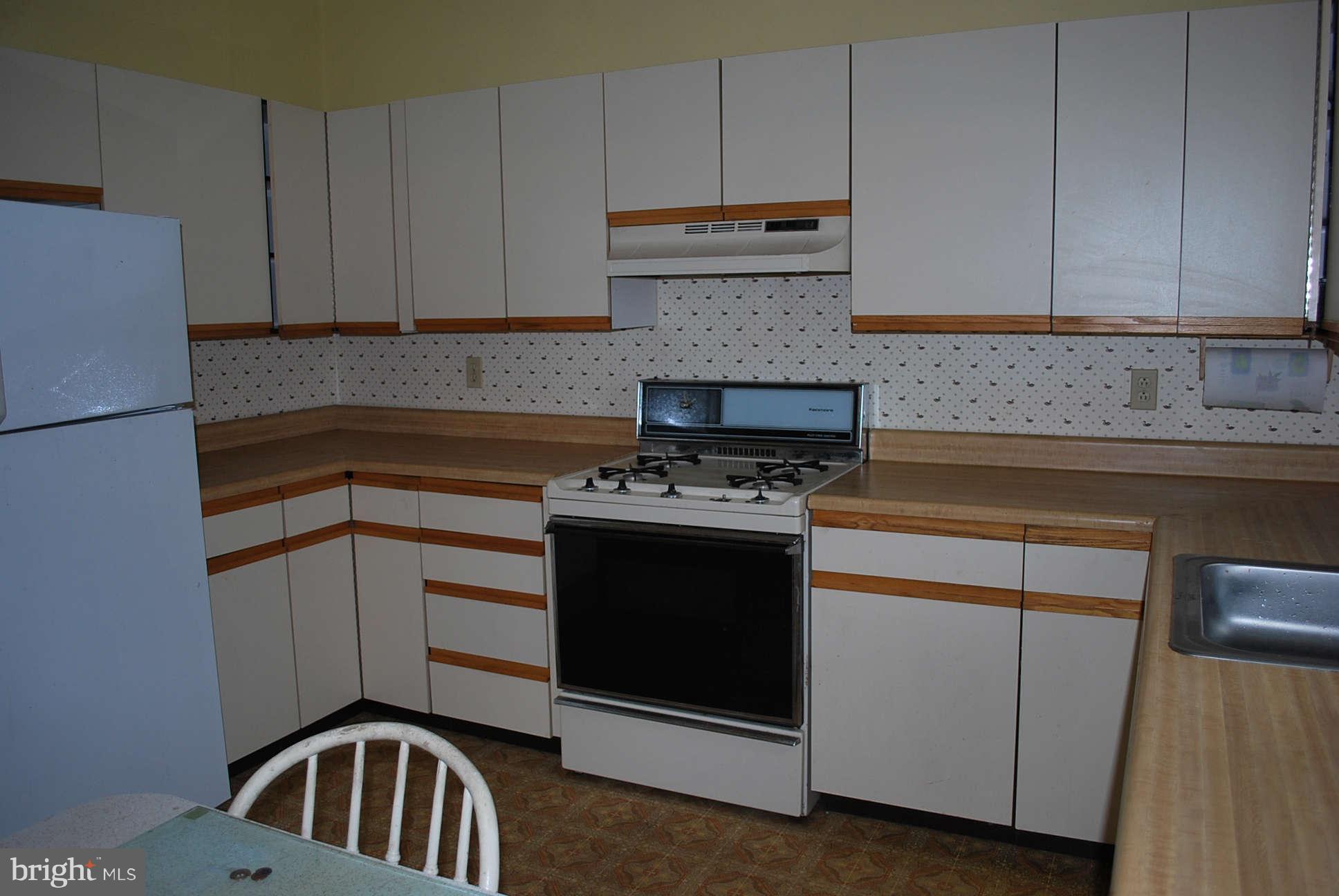 366 Riverside Drive Pasadena, MD 21122 - Photo 11 of 29 Kitchen