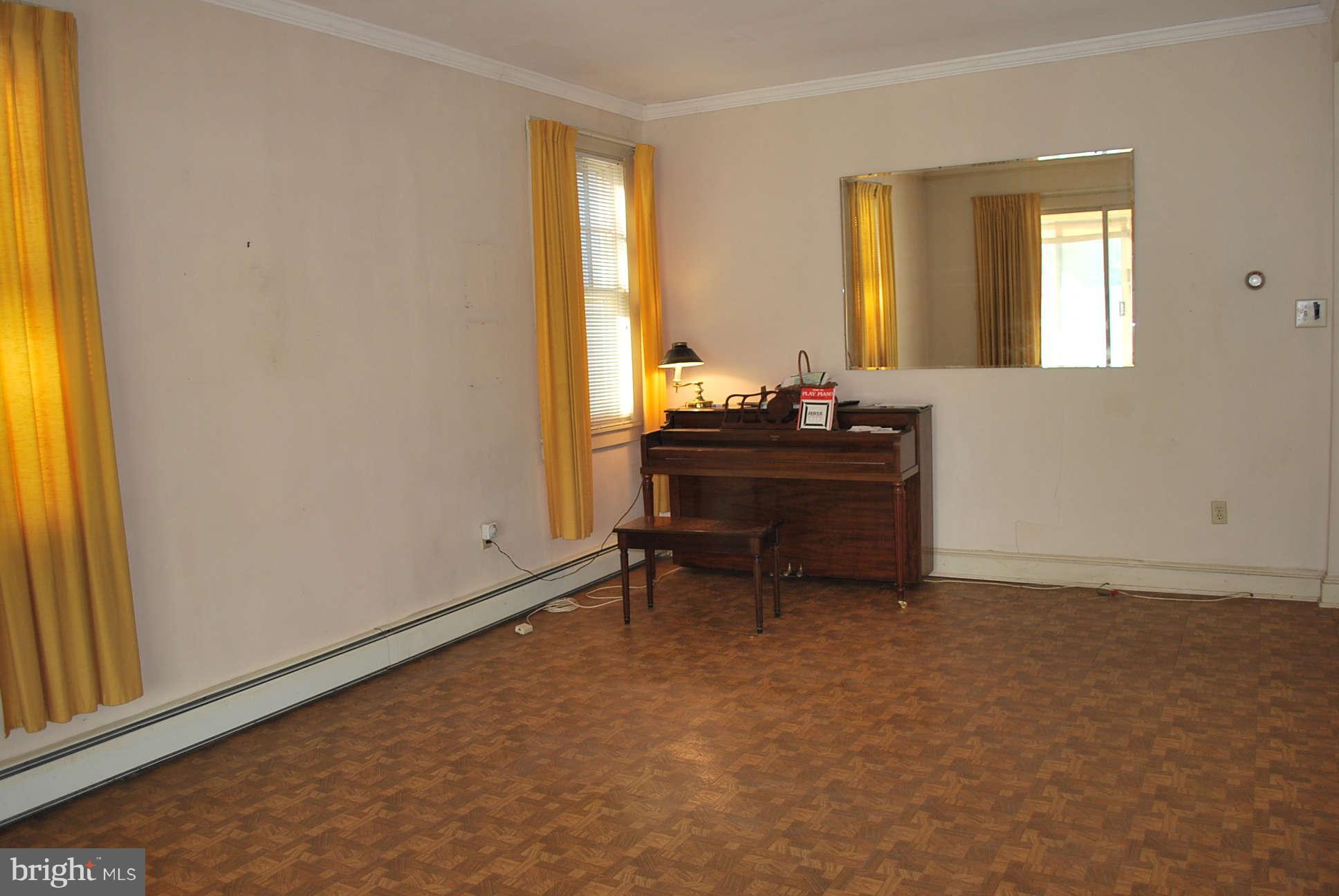 366 Riverside Drive Pasadena, MD 21122 - Photo 6 of 29 Living Room