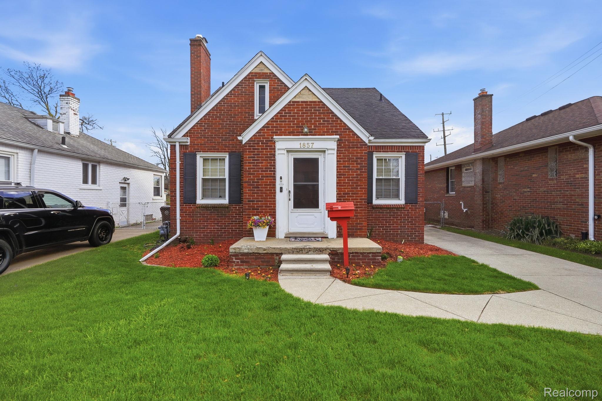 1857 Roslyn Road Grosse Pointe, MI 48236 - Photo 2 of 38