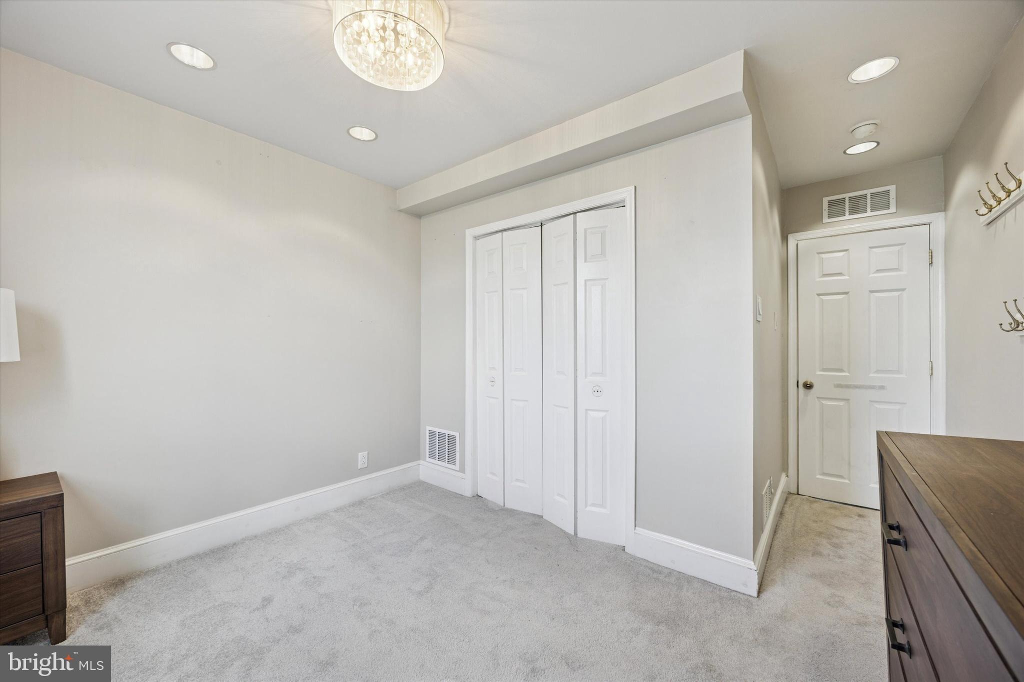 2935 South 13th Street Philadelphia, PA 19148 - Photo 17 of 24 en empty room with windows