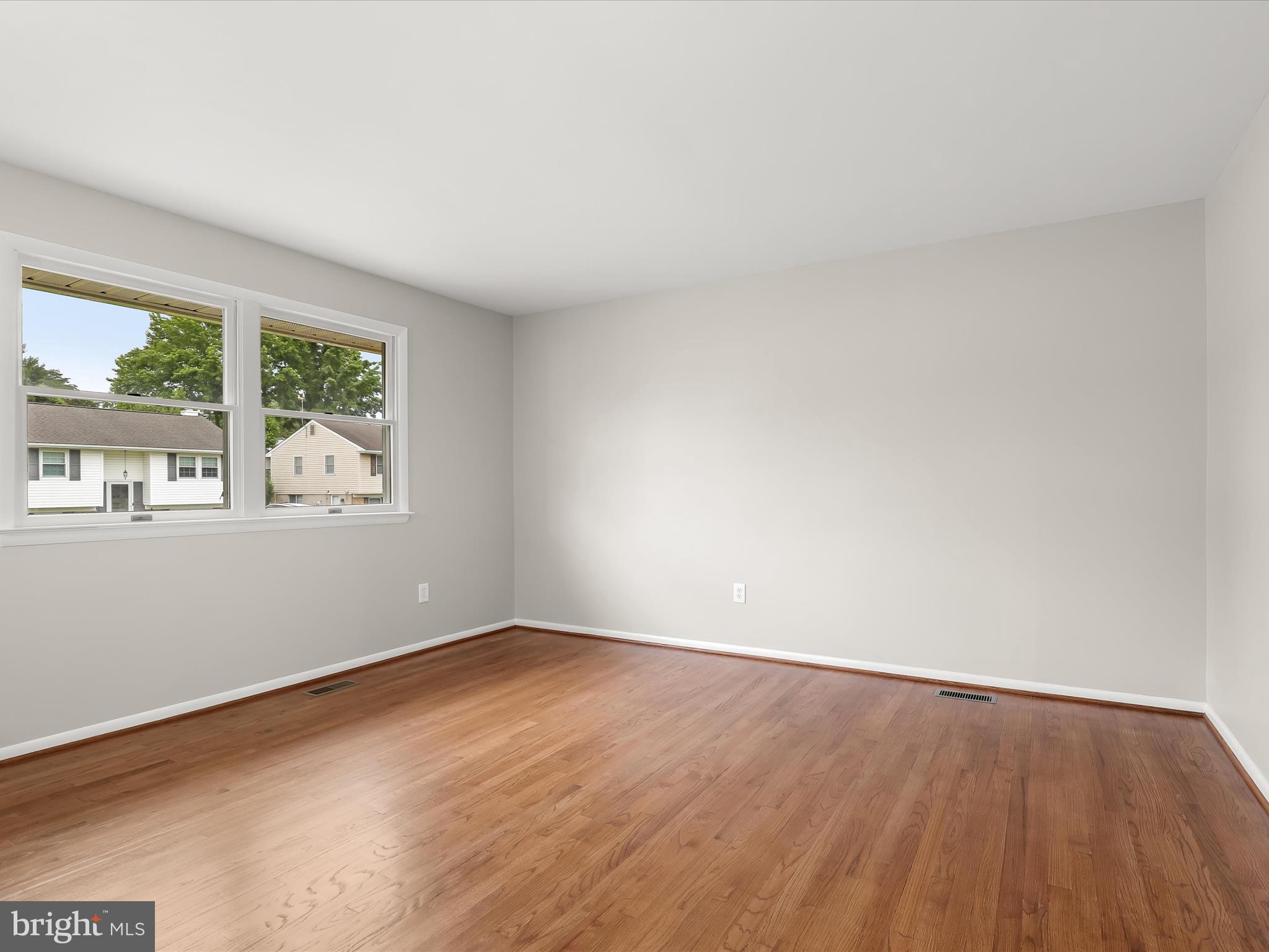 416 Rockway Road Baltimore, MD 21228 - Photo 4 of 38 Living Room