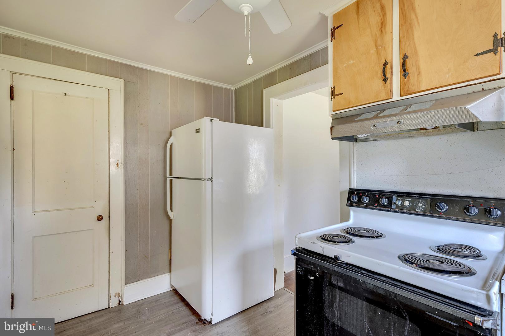 29092 Piney Neck Road Dagsboro, DE 19939 - Photo 19 of 49 a kitchen with a stove and a refrigerator