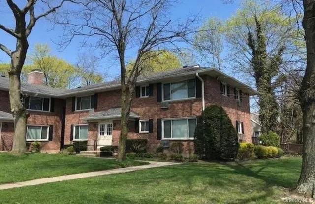 $299,000 | 141 Edmunton Drive, Unit G18, North Babylon, NY 11703