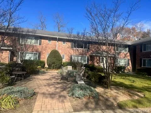 $299,000 | 141 Edmunton Drive, Unit G18, North Babylon, NY 11703