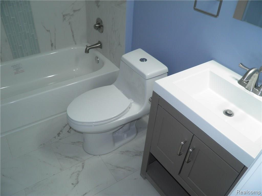 16639 Rougeway Street Livonia, MI 48154 - Photo 9 of 23 P3090078.JPG
