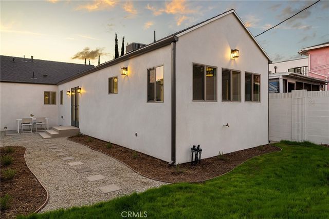 a view of a house with backyard