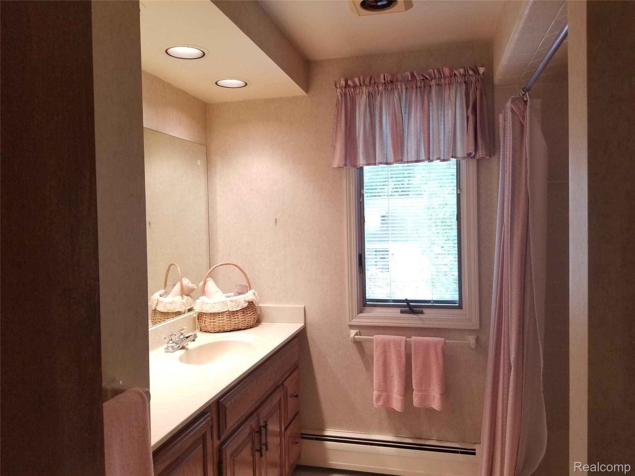 16146 Riverside Drive Livonia, MI 48154 - Photo 19 of 26 MAIN BATH