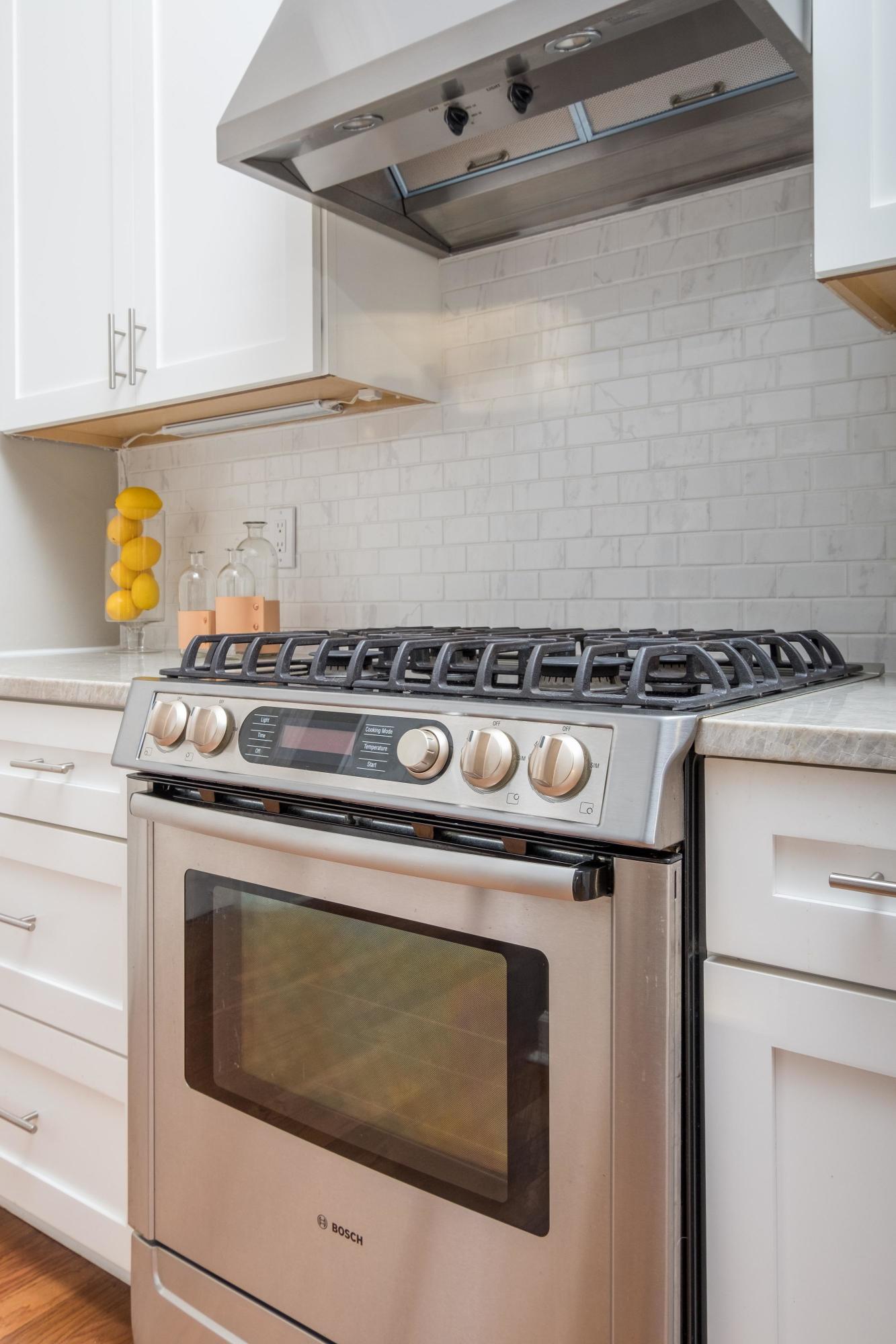 3113 Linksland Road Mount Pleasant, SC 29466 - Photo 6 of 35 06_Gas_Stove