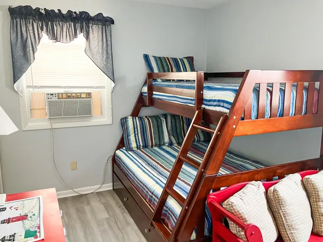 a view of an entryway with workspace