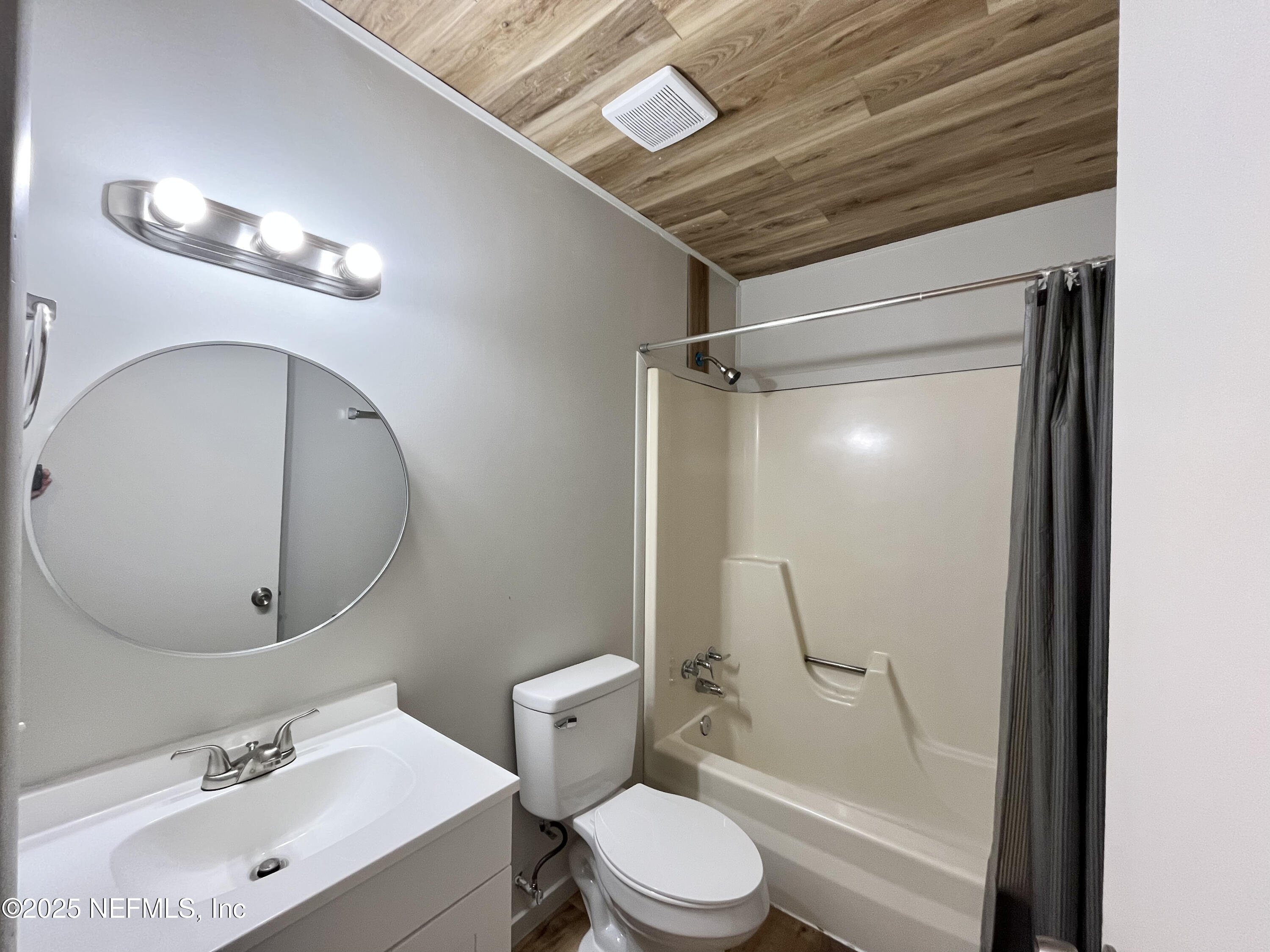 7013 1st Street St. Augustine, FL 32092 - Photo 10 of 16 Full hall bath