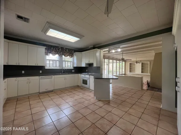 $2,950 | 301 N Mall, Lafayette, LA 70503