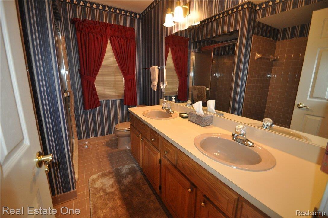 3721 Merriweather Lane Rochester, MI 48306 - Photo 16 of 25 Upper Bath Rm
