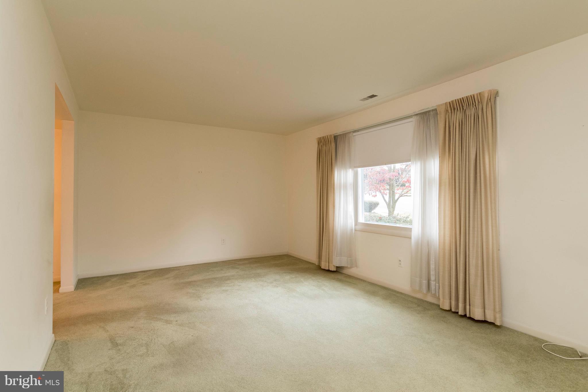 6804 Queens Ferry Road Baltimore, MD 21239 - Photo 3 of 30 Living Room